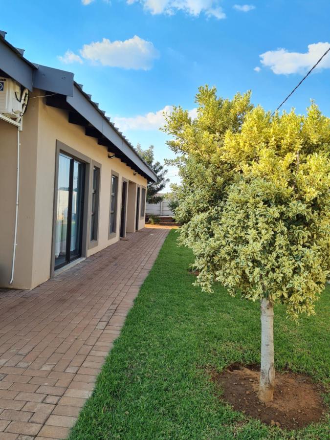 Village Kulture - Guest House Rustenburg Extérieur photo